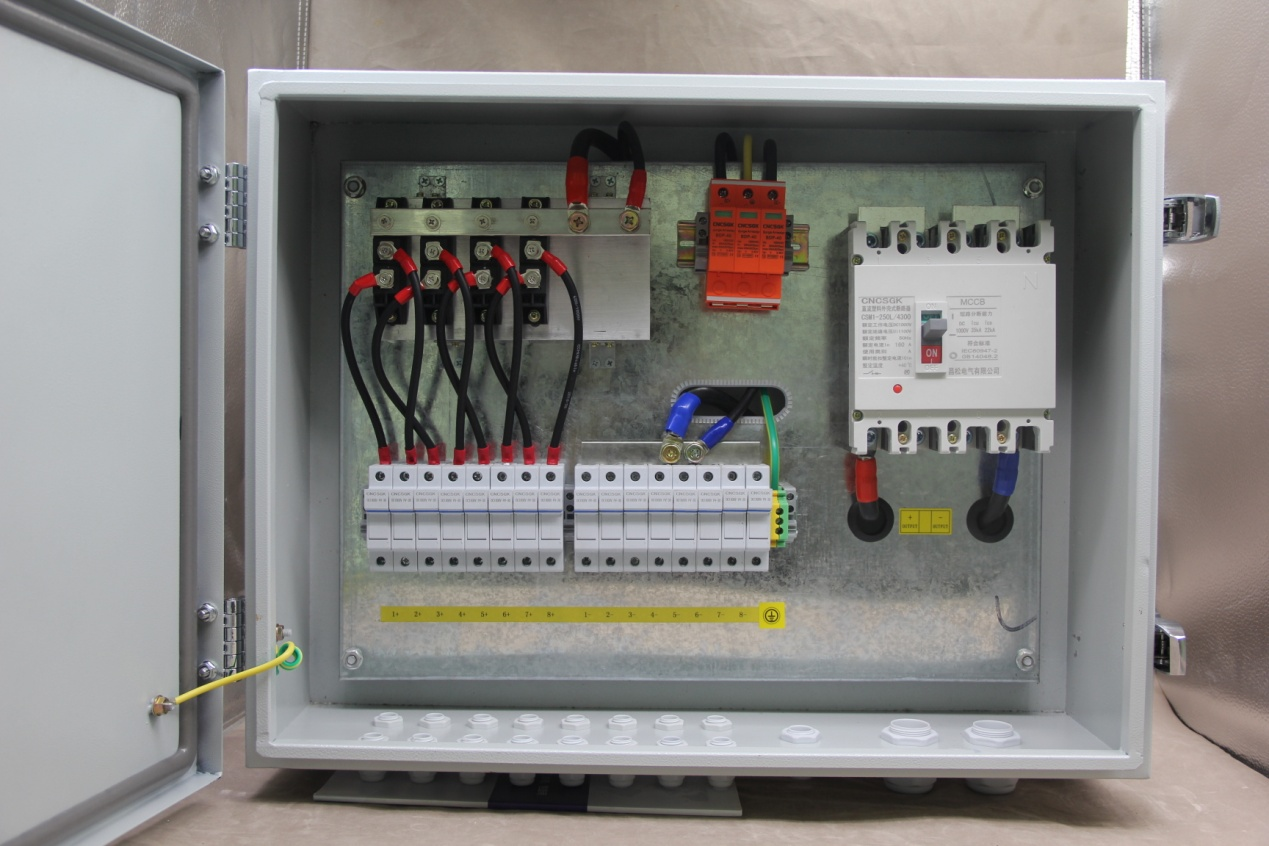 Schizza il principio e l'applicazione del Combiner Box fotovoltaico